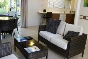 A seating area at Reef Resort Villas Port Douglas 