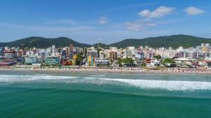 uma vista para uma praia com uma cidade ao fundo em Pousada Garatéia em Bombinhas