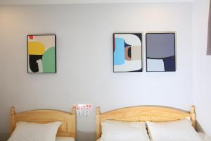 Beijing Xingshe Youth Hostel--Nearby Tiananmen square & Forbidden City & Houhai Bar street--1 minute walk to subway, Cat-keeping, Great wall&Forbidden city one day tour, Wifi and laundry room, English speaking Reception客房内的一张或多张床位