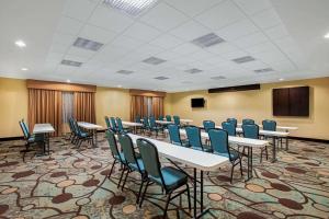 スーフォールズにあるLa Quinta by Wyndham Sioux Fallsの会議室(テーブル、椅子、表彰台付) +37枚の写真