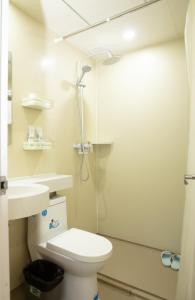 Beijing Xingshe Youth Hostel--Nearby Tiananmen square & Forbidden City & Houhai Bar street--1 minute walk to subway, Cat-keeping, Great wall&Forbidden city one day tour, Wifi and laundry room, English speaking Reception的一间浴室