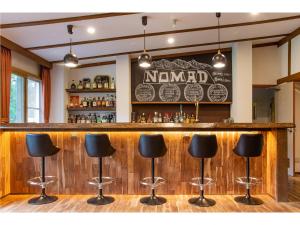 Lounge nebo bar v ubytování Nomad Hakuba