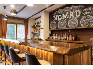 - un bar avec un bouquet de bouteilles d'alcool dans l'établissement Nomad Hakuba, à Hakuba
