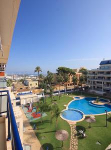 een balkon met uitzicht op het zwembad van een resort bij Apartamento Sueños de Mar con vistas al puerto by costablancarent in Denia
