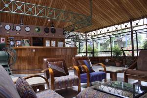 una sala de estar con sillas y una mesa en un edificio en Park Hotel, en Santa Cruz Verapaz