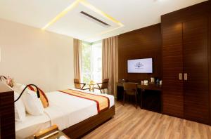 Giường trong phòng chung tại Queen Ann Hotel