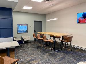 una sala de conferencias con mesa de madera y sillas en Howard Johnson by Wyndham Winnipeg West en Winnipeg