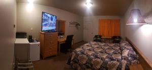 TV a/nebo společenská místnost v ubytování Sunset Motel