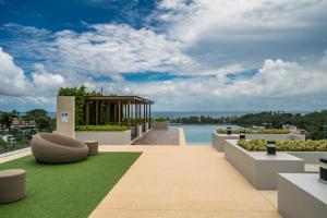 - une vue depuis le toit d'un bâtiment avec une pelouse verte dans l'établissement Panora Deluxe sea view apartment by Lofty, à Surin Beach