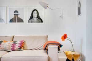 ein Wohnzimmer mit Sofa und Bildern an der Wand in der Unterkunft Beautiful designer flat close to Pantheon in Rom
