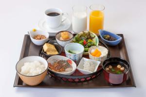 uma bandeja com vários pratos de comida numa mesa em Onomichi Royal Hotel em Onomichi