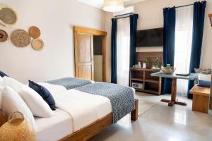 um quarto com uma cama e uma mesa num quarto em Pesona Beach Resort & Spa em Gili Trawangan