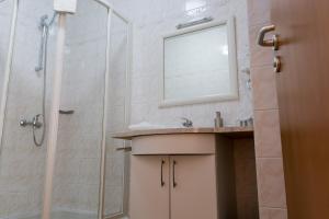 Koupelna v ubytování Hotel Harka + 37 fotografií