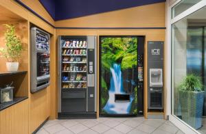 een ingang van een supermarkt met een ijsmachine bij Holiday Inn Express Cologne Mülheim, an IHG Hotel in Keulen