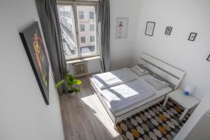 mała sypialnia z łóżkiem i oknem w obiekcie Apartment in the City Center w mieście Innsbruck