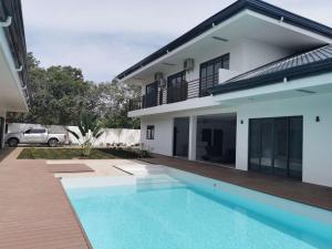 Bazén v ubytování Bohol Cattleya Resort nebo v jeho okolí