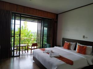 Una cama o camas en una habitación de Phumok Village Khao Kho