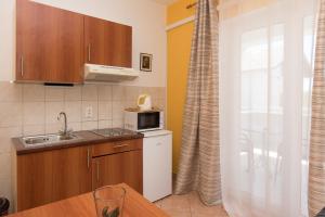 Кухня или мини-кухня в Apartments Lovrić
