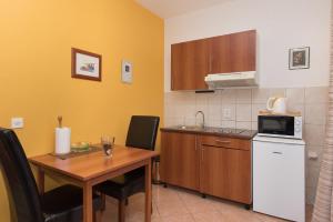 Кухня или мини-кухня в Apartments Lovrić
