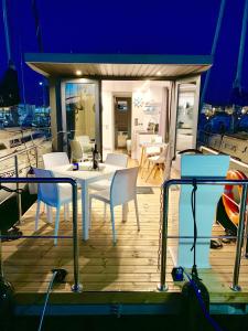 Houseboat Seabreeze的阳台或露台