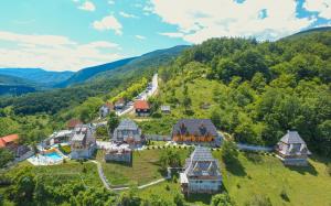 eine Luftansicht eines Hauses in den Bergen in der Unterkunft Neva sobe sa pogledom na planine in Mokra Gora