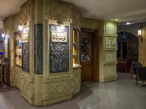 un restaurante con un pilar en una habitación en Balikcilar Hotel, en Konya