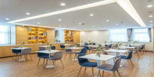 Holiday Inn Express Urumqi Station by IHG的休息区