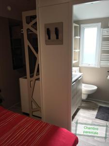 uma casa de banho com uma porta aberta para uma casa de banho com um WC em Mobilhome LAME em Gastes