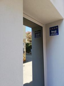 un ingresso a un edificio con due cartelli sulla porta di Markov Place a Murter