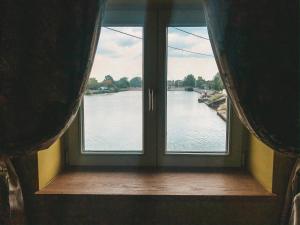 Výhled na řeku, která protéká v blízkosti bed and breakfast