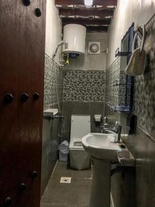 Salle de bains dans l'établissement Al Hamra Old House