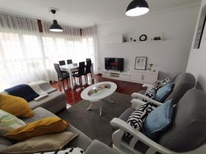sala de estar con sofá y mesa en Duplex de 130m2 al lado de las playas de Cuchia, en Miengo