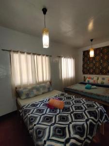Postel nebo postele na pokoji v ubytování Purple Homestay Hillside