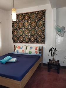 Postel nebo postele na pokoji v ubytování Purple Homestay Hillside
