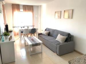 salon z kanapą i stołem w obiekcie Apartamento Fuengirola R09 Edificio Ronda IV w mieście Fuengirola
