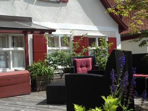 un patio con sillas y plantas en una casa en Hotel-Restaurant Goldenes Lamm, en Dinkelsbühl