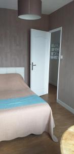 Ein Bett oder Betten in einem Zimmer der Unterkunft Apparemment vue mer