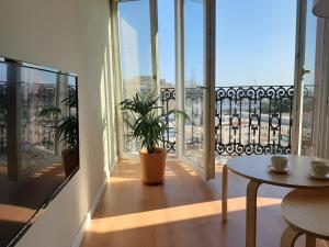 d'un balcon avec une table et une vue sur la ville. dans l'établissement Vivienda Bendicho- CATEDRAL, à Almería