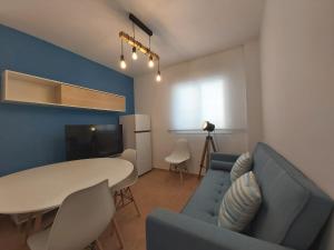 sala de estar con sofá y mesa en Apartamento Blue Garrucha, en Garrucha