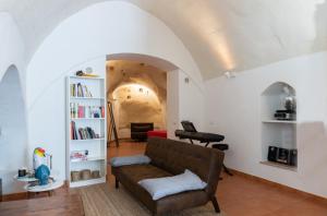 a living room with a couch and a piano at Al Sasso in Matera