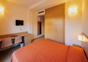 
A bed or beds in a room at BOLGHERI MARINA RESORT ex Varo Village Hotel
