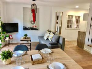 a living room with a table and a couch at Apartamento Centrico - Casta Alvarez in Zaragoza