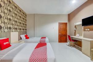 Krevet ili kreveti u jedinici u okviru objekta OYO Flagship 3726 Tembok Batu Residence