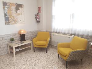 a waiting room with two chairs and a table at Hostal Moreno in Silla