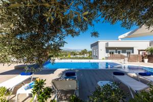 Бассейн в Villa Emily Rethymno или поблизости