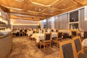 A restaurant or other place to eat at Hotel Charly