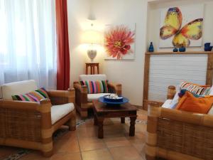 ein Wohnzimmer mit 2 Stühlen und einem Tisch in der Unterkunft Hotel Frassetto in Santa Teresa Gallura