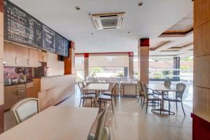 En restaurant eller et spisested på OYO Flagship 3726 Tembok Batu Residence