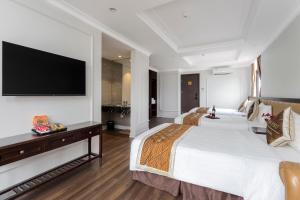 TV/trung tâm giải trí tại An Phú Hạ Long Luxury Hotel