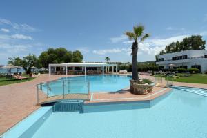 Bazén v ubytovaní Geraniotis Hotel and Resort alebo v jeho blízkosti